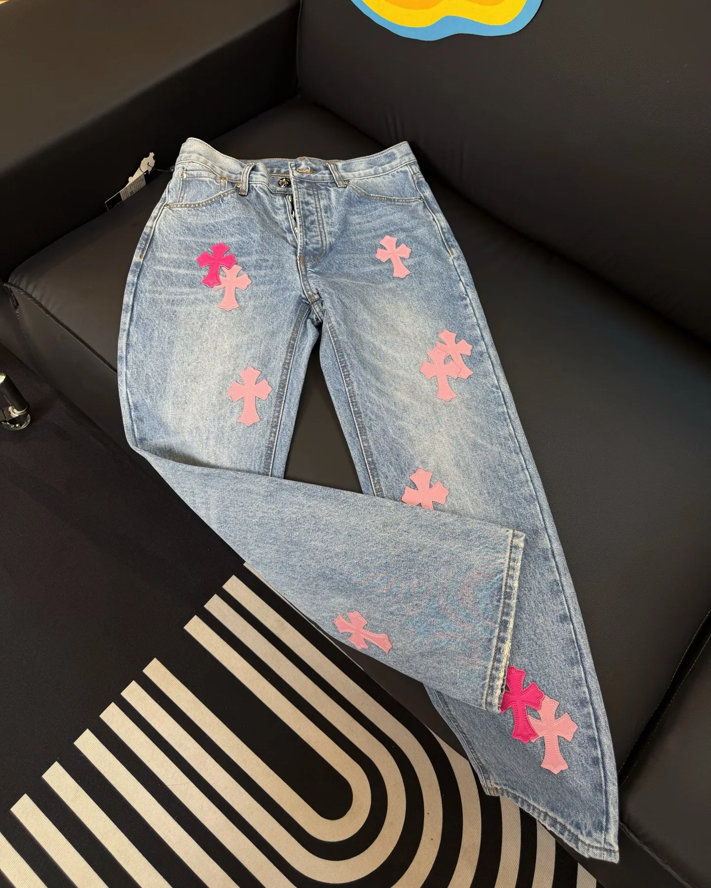 P280 Style number D: 311 Chrome Hearts washed blue and pink leather jeans Size: s-XXL (28 30 32 34 36) Color: washed blue Size reference 28 pants length 100 waist circumference 72 30 pants length 101 waist circumference 76 32 pants length 103 waist circumference 80 34 pants length 104 waist circumference 84 36 pants length 106 waist circumference 88
